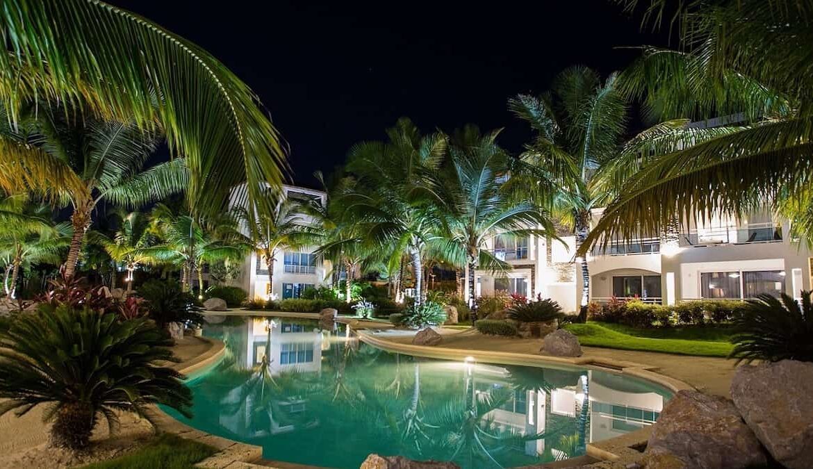 Estrella Gardens Dominicus - Perez Real Estate - Piscinas de noche