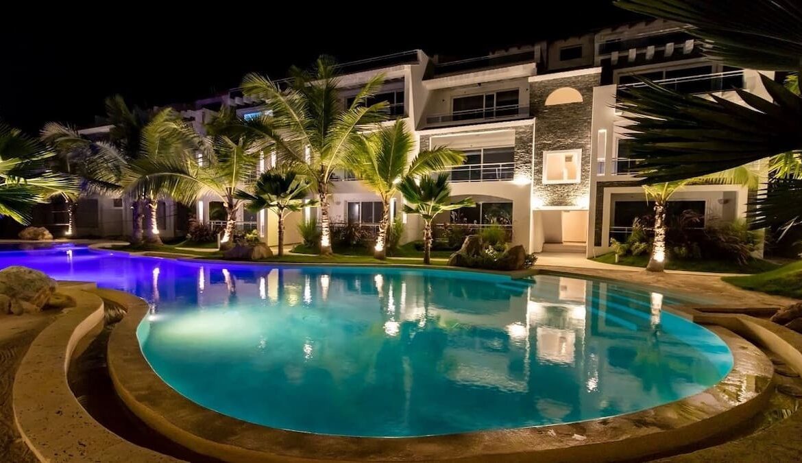 Estrella Gardens Dominicus - Perez Real Estate - piscinas de noche